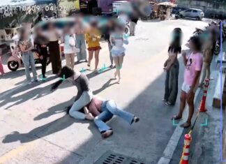 Inwoner van Pattaya is het zat dat transgender vrouwen in een steegje herhaaldelijk vechten, wat zijn kankerpatiëntvader ernstig verontrust.