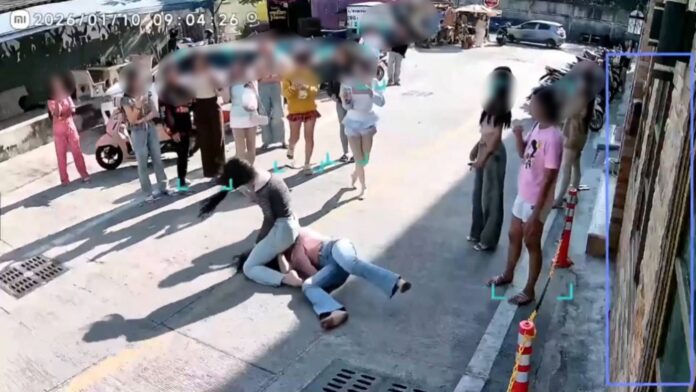 Житель Паттайи возмущен из-за повторяющихся драк между трансгендерными женщинами в переулке, беспокоящих больного раком отца