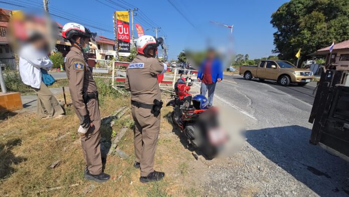 64-летний тайский мужчина чудом избежал смерти после того, как его мотоцикл врезался в железнодорожный шлагбаум и был сбит поездом в Срираче