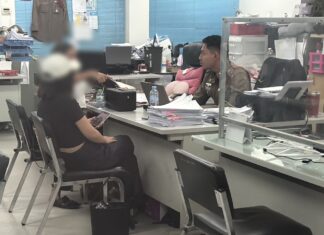 Een Chinese man doet zich voor als huizenkoper, bindt een vrouwelijke Chinese makelaar vast en berooft haar bij Scissor-Point in Pattaya.