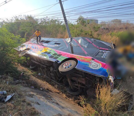 Bei einem Unfall mit mehreren Fahrzeugen in Sri Racha wurden über 40 Menschen verletzt; der Busfahrer macht Bremsversagen verantwortlich.