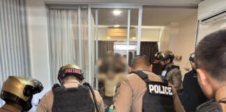 Politie van Pattaya valt appartementencomplex binnen en arresteert Chinese man in bezit van 2 illegale handvuurwapens en 11 patronen munitie.