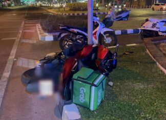 Un motociclista che consegna un pacco passa con il rosso e provoca una violenta collisione all'incrocio di Pattaya Central, con numerosi feriti segnalati