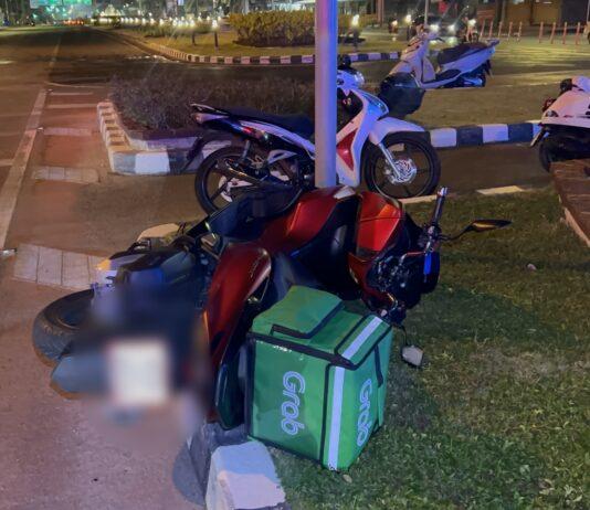 Un livreur à moto grille un feu rouge et provoque une violente collision à un carrefour central de Pattaya ; plusieurs blessés sont à déplorer.