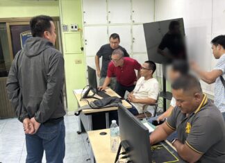 Pattayan poliisi kuulustelee linja-auto- ja tila-autokuljettajia tieliikennekiistojen päättyessä molemminpuolisiin vammoihin ja sovintoon