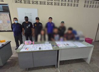 Banglamung-tjänstemän gör razzia i övergivet hus i Pattaya och griper 17 personer i narkotikarazzia