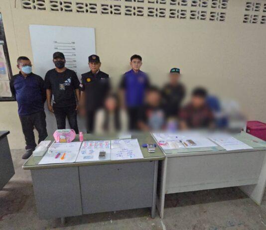 Banglamung-tjenestemenn raidet forlatt hus i Pattaya og arresterte 17 personer i narkotikaaksjon.