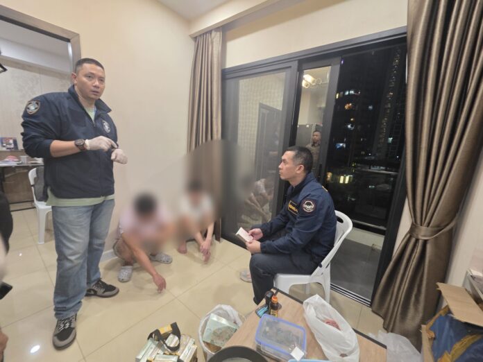 Киберполиция совершила рейд в кондоминиуме в Паттайе, арестовав двух китайцев, подозреваемых в управлении онлайн-мошенничеством