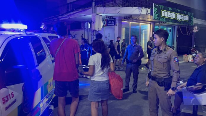 Пьяная томбой перерезает горло другу ножом для фруктов во время выпивки на пляже Паттайя, пострадавший серьезно ранен, подозреваемый скрылся