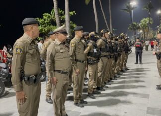 Los turistas se desplazan a la playa de Pattaya mientras la vida nocturna cierra temporalmente antes de la votación anticipada; el cierre se repetirá el próximo sábado.