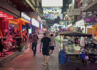 Ein im Internet kursierendes Video einer Schlägerei zwischen Touristen und Sicherheitskräften in der Soi Six wird untersucht, so die Polizei von Pattaya.