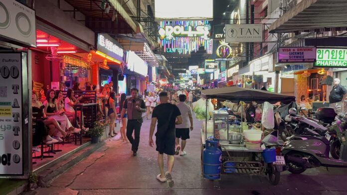Вирусное видео драки между туристами и охранниками на Сои Сикс находится под расследованием, сообщает полиция Паттайи