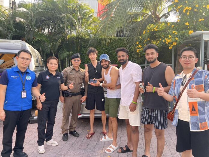 Китайские туристы хвалят Паттайскую туристическую полицию и индийского туриста за быстрое возвращение потерянного iPhone 16