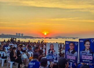 El Partido Bhumjaithai celebra su último mitin en Pattaya, pidiendo apoyo a los candidatos en la recta final de la campaña electoral.