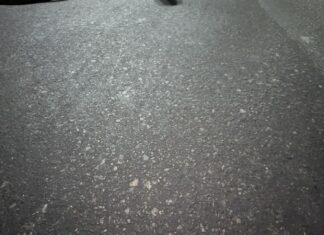 Motorfiets met drie inzittenden slipt op olievlek bij Bali Hai Pier in Pattaya; lokale bewoners noemen het een permanent gevaarlijke plek.