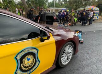 Verdachte vlucht voor politie tijdens hogesnelheidsachtervolging nabij Pattaya, botst tegen wals en auto slaat over de kop; drugs gevonden in de auto