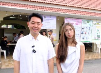 Pattayan pormestari tuo tyttärensä äänestämään ensimmäistä kertaa parlamenttivaaleissa ja perustuslakikansanäänestyksessä