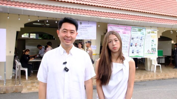 Мэр Паттайи привел дочь, чтобы она впервые проголосовала на общих выборах и конституционном референдуме