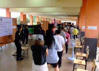 Äänestäjät tulvivat äänestyspaikoille aamusta lähtien Pattayalla kansanedustajavaaleja ja perustuslakiäänestystä varten