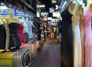 Chaotische ophoping van straatverkopers verstopt Soi 6 in Pattaya, waardoor het verkeer en de toeristenstroom worden belemmerd.