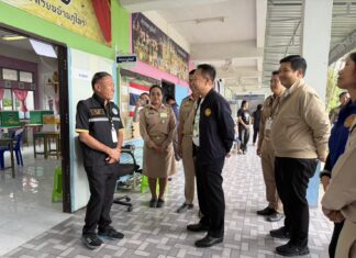 Chonburin kuvernööri tarkastaa äänestyspaikkoja Banglamungissa ja ennustaa äänestysprosentin ylittävän 70 prosenttia.