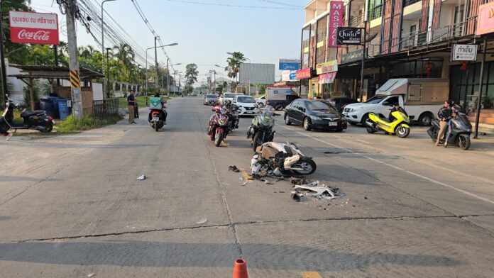Видеорегистратор зафиксировал момент, когда седан совершил незаконный разворот в Шри-Раче, перекрыв дорогу и вызвав аварию с мотоциклом, в которой пострадали двое молодых студентов