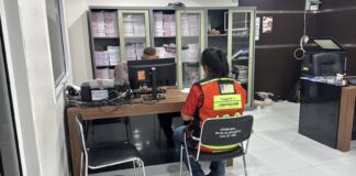 Kvinnelig motorsykkeltaxisjåfør i tårer etter å ha blitt lurt til å kjøre gratis fra Bangkok til Pattaya