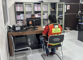 Una tassista motociclista è rimasta in lacrime dopo essere stata ingannata e aver ottenuto un passaggio gratuito da Bangkok a Pattaya