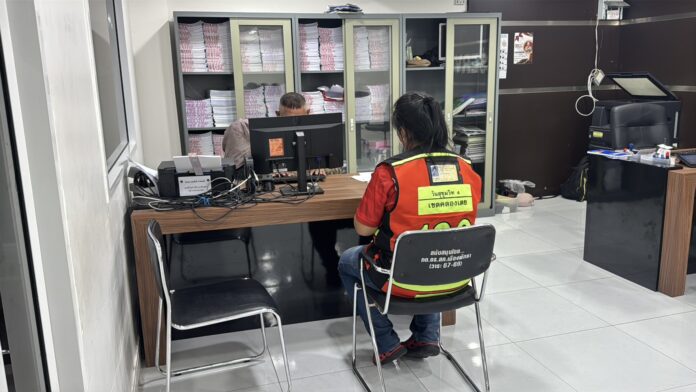 Женщина-мотоциклист таксистка в слезах после того, как ее обманули, предложив бесплатную поездку из Бангкока в Паттайю