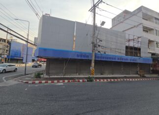 Dieven plunderen magazijn met motoronderdelen in centraal Sri Racha.