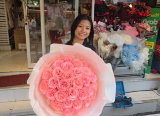 В Шри-Раче царит оживленная атмосфера в преддверии Дня святого Валентина: цены на цветы умеренно выросли, подростки стекаются покупать розы для любимых.
