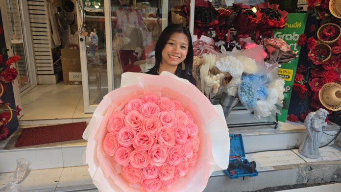 Атмосфера Дня святого Валентина оживляет Sri Racha, поскольку цены на цветы умеренно растут, подростки скупают розы для своих любимых