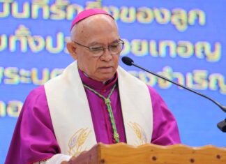 Piispa Philip Adisak Phorn-Ngam johtaa todistustenjakotilaisuutta Darasamutrin koulussa Sri Rachassa