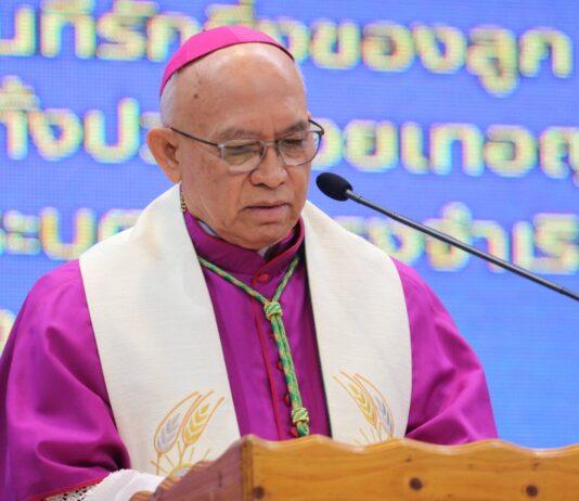 Bisschop Philip Adisak Phorn-Ngam leidt de certificaatuitreikingsceremonie op de Darasamutr-school in Sri Racha.