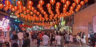 Фототур: Паттайя оживает в романтической атмосфере в выходные, посвященные Дню святого Валентина: цветочные магазины и пешеходная улица заполнены гуляющими людьми.