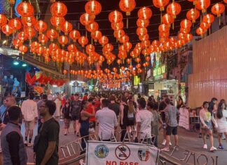 Фототур: Паттайя оживает в романтической атмосфере в выходные, посвященные Дню святого Валентина: цветочные магазины и пешеходная улица заполнены гуляющими людьми.
