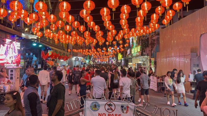 Фотоэкскурсия: Паттайя пульсирует романтикой в выходные на День святого Валентина, когда цветочные магазины и Улица ходьбы переполнены веселящимися