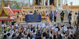 Plus de 2 000 fidèles assistent à la cérémonie de bénédiction des titres fonciers à Sri Racha, au Wat Khao Mai Daeng, dirigée par Luang Pho Sanga.