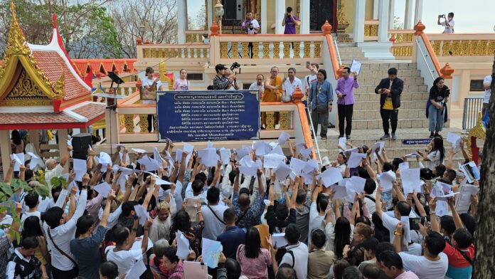 Более 2000 преданных приняли участие в церемонии благословения земельных участков в Сри Рача в храме Wat Khao Mai Daeng под руководством Луанг Пхо Санга