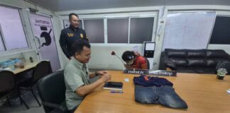 Полиция Паттайи вручила розу подозреваемому в краже и хранении наркотиков в День святого Валентина, призывая к новому началу.