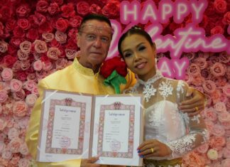 Тайско-немецкая пара первой зарегистрировала брак в Бангламунге в День святого Валентина в праздничной атмосфере.