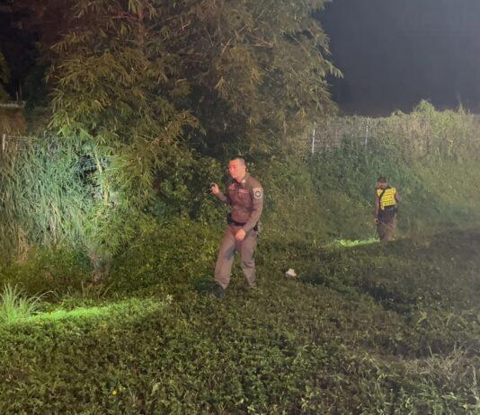 Разъяренный водитель грузовика открыл огонь по спасательному автомобилю недалеко от Паттайи во время инцидента, связанного с агрессивным поведением на дороге, скрылся пешком вместе с пассажиром, ведется розыск.