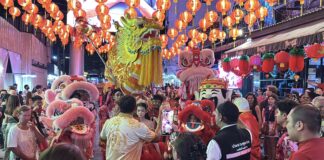 В Паттайе вовсю готовятся к китайскому Новому году: золотой дракон возвышается над Уокинг-стрит, привлекая огромные толпы туристов.