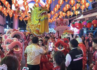 В Паттайе вовсю готовятся к китайскому Новому году: золотой дракон возвышается над Уокинг-стрит, привлекая огромные толпы туристов.