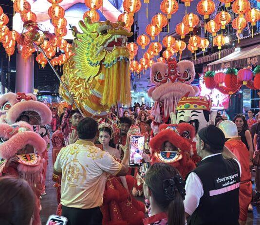 باتايا تستعد للاحتفال برأس السنة الصينية الجديدة، حيث يطل التنين الذهبي على شارع المشاة، جاذباً حشوداً هائلة من السياح.