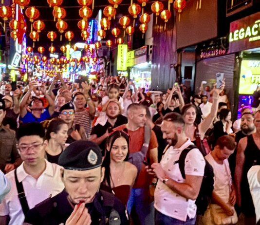 Der thailändische Außenminister bestätigt, dass die 60-tägige visumfreie Einreise für Touristen auf eine mögliche Reduzierung überprüft wird.
