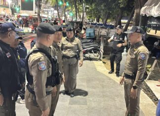 Глава района Бангламунг возглавил усиленное пешее патрулирование пляжа Паттайи для повышения безопасности туристов после нападения на немецкого туриста.