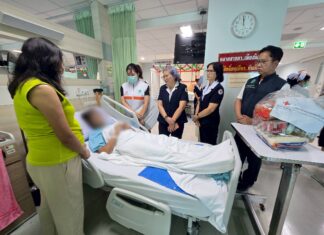 Srirachan piirikunnan päällikkö tapasi koulun kaatuessa loukkaantuneen 14-vuotiaan oppilaan. Poliisi pidätti rahankerääjän liittyen puhelinkeskushuijaustapaukseen.