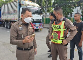 Una cámara de coche capta una trágica colisión de varios vehículos en la calle Sukhumvit, en Sri Racha, que le cuesta la vida a un vendedor de flores.