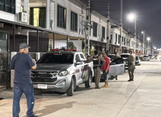 Вооруженная банда в капюшонах ограбила дом британского экспата в Паттайе, обезвредила жильцов и украла сейф с 2 миллионами бат наличными; ведется розыск подозреваемых.